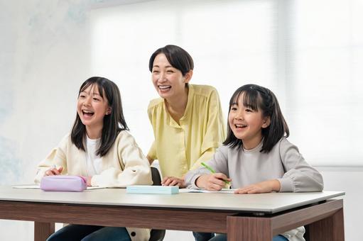 勉強を教える女性 勉強を教える女性 宿題,勉強,家庭教師の写真素材
