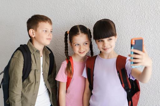 自撮りする生徒たち 男の子,女の子,子どもの写真素材