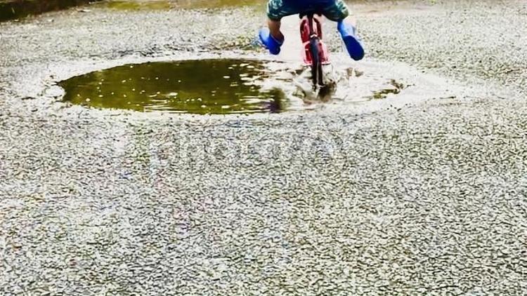 水たまりを自転車で 水たまり,水,自転車の写真素材