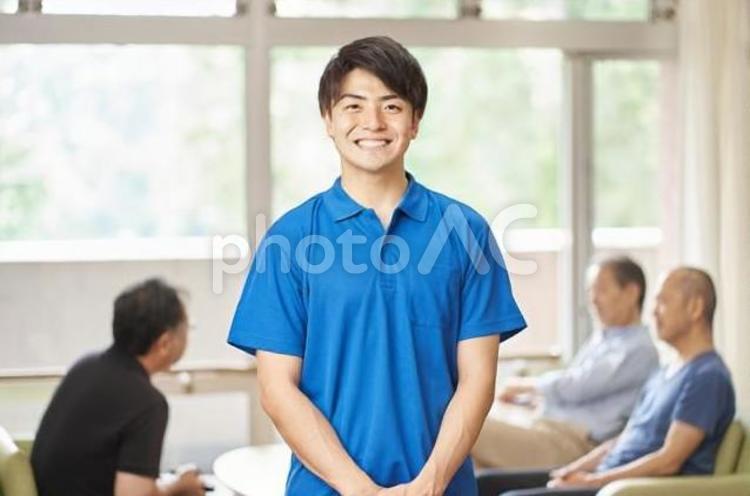 介護施設で働く男性介護士 介護士,男性,働くの写真素材