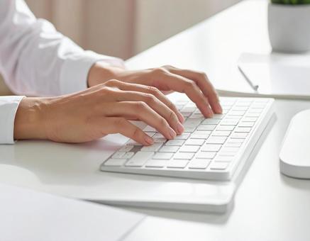 キーボードを打つ人の手1 キーボードを打つ人の手1の写真
