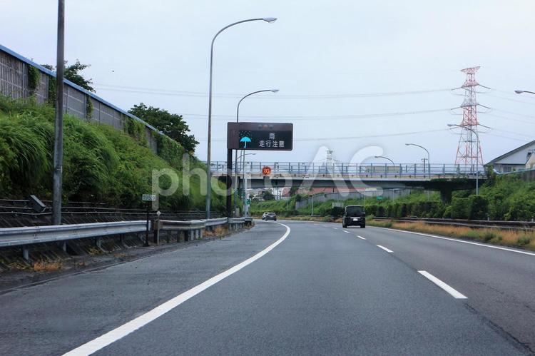 雨走行注意　梅雨の高速道路 雨,雨走行注意,電光掲示板の写真素材