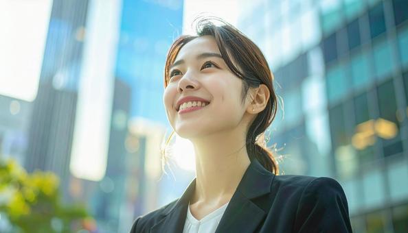 オフィス街とビジネス女性 オフィス街とビジネス女性の写真