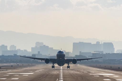 離陸する瞬間の旅客機正面 離陸する瞬間の旅客機正面 飛行機,空港,離陸の写真素材