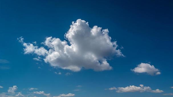 深く澄んだ青空といくつかの白い雲 深く澄んだ青空といくつかの白い雲の写真