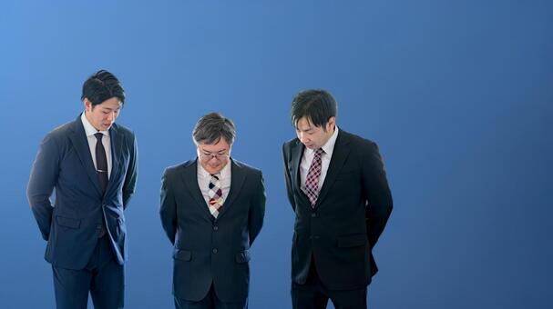 スーツで並ぶビジネスマン3人組 ビジネスマン,男性,スーツの写真素材