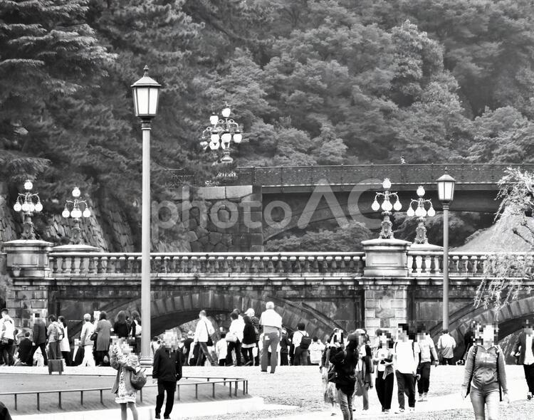 二重橋と観光客　白黒 日本,東京,皇居の写真素材