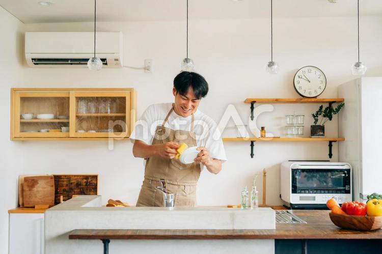 洗い物をする男性（笑顔） 洗い物,食器,食器洗いの写真素材