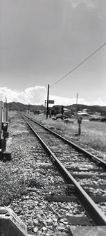 線路 モノクロ,線路,電車の写真素材