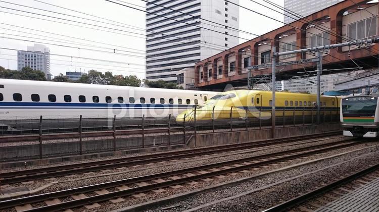 ドクターイエローと新幹線 ドクターイエロー,新幹線,新橋駅の写真素材