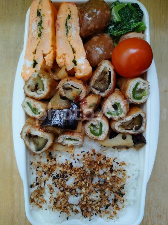 ピーマンなすチーズ肉巻きのお弁当！ お弁当,お昼ご飯,弁当の写真素材