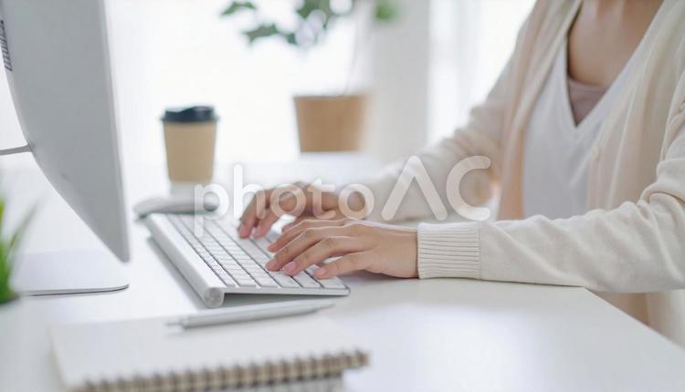 自宅のデスクでパソコン仕事をする女性 ノートパソコン,コンピュータ,キーボードの写真素材