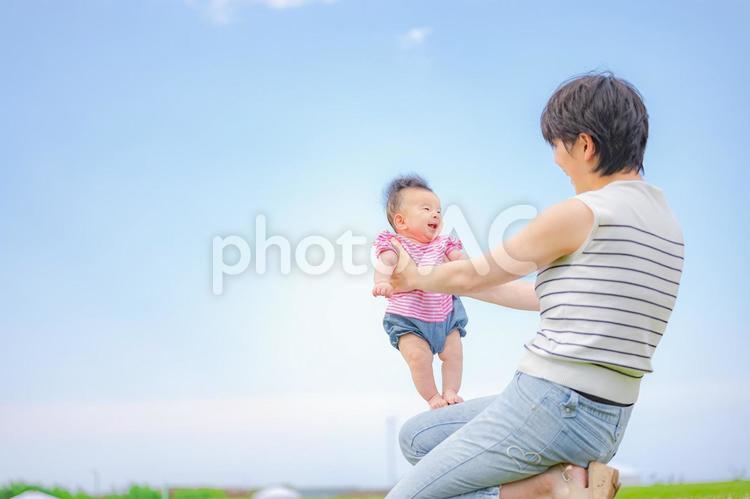 親子の爽やかな休日(その２５) 赤ちゃん,家族,青空の写真素材