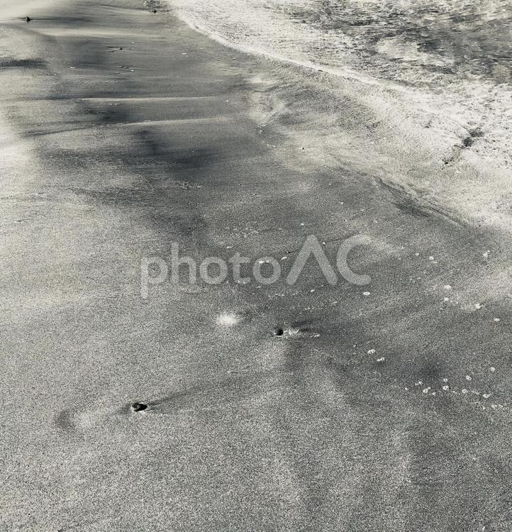穏やかな波打ち際(モノクロ) 砂浜,波打ち際,モノクロの写真素材