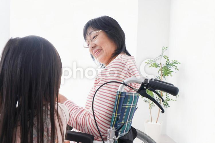 車椅子に乗るおばあちゃんと女の子 孫,老人,シルバーの写真素材