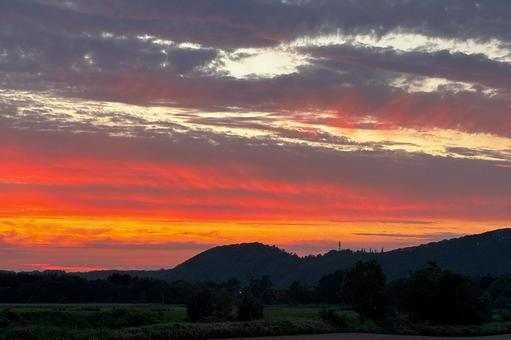 北海道の風景-山に沈む夕日2 北海道の風景-山に沈む夕日2 夕焼け,風景,空の写真素材