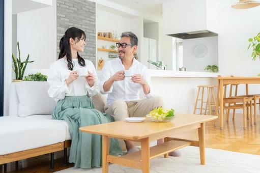 リビングでくつろぐミドルの夫婦 リビングでくつろぐミドルの夫婦 夫婦,家族,ミドルの写真素材