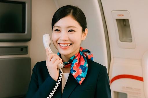 機内アナウンスをする客室乗務員 機内アナウンスをする客室乗務員の写真