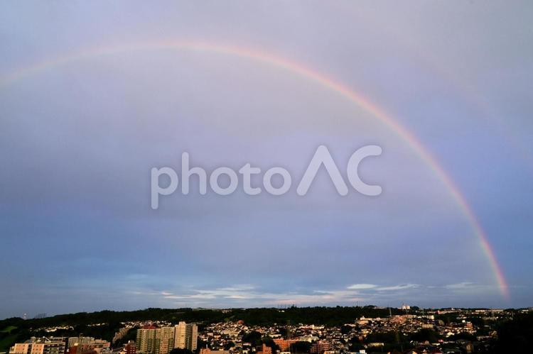 夕方の東の空に掛かった虹 虹,レインボー,夕暮れ時の写真素材