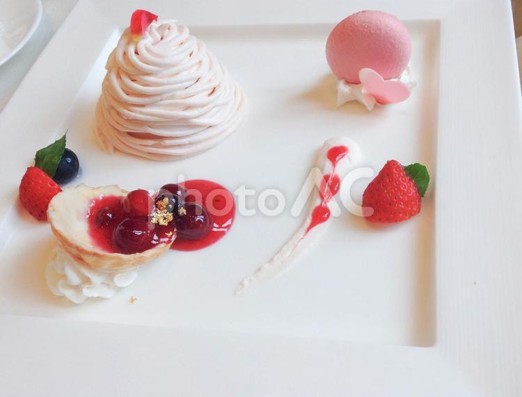 可愛いデザートの盛り合わせ デザートプレート,スイーツ,いちごの写真素材