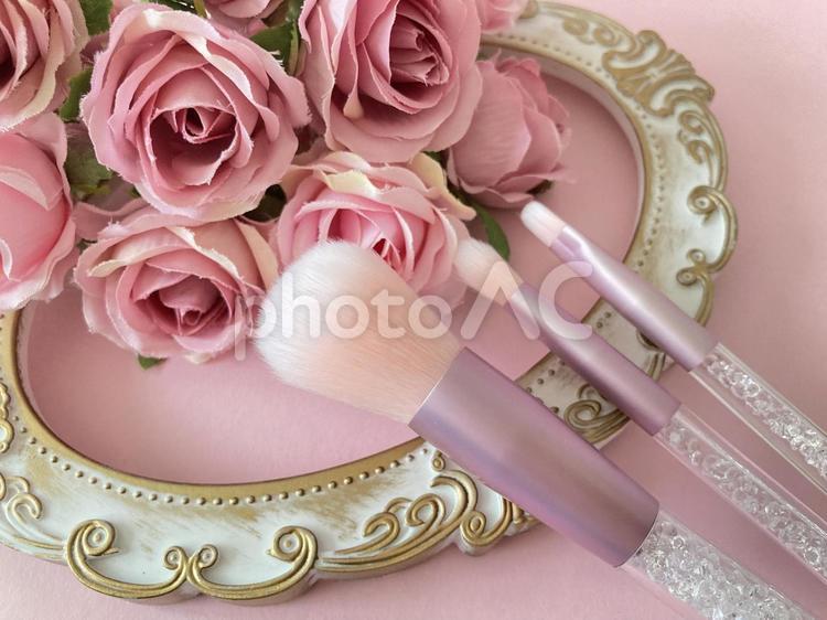 ピンク色のメイクブラシと薔薇 薔薇,花,ピンクの写真素材