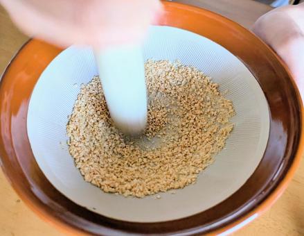 日本の食卓:ゴマをする 日本の食卓:ゴマをする ゴマ,すり鉢,すりこぎの写真素材
