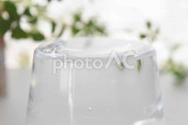 グラスと水・上から グラス,ガラス,コップの写真素材