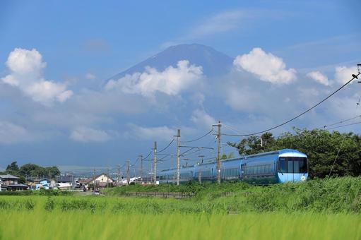 田園の中を走行する特急富士山号 田園の中を走行する特急富士山号 富士山,列車,特急の写真素材