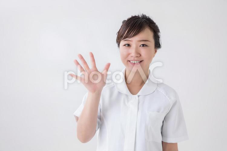 5のポーズをする白衣の女性 5,女性,あいさつの写真素材