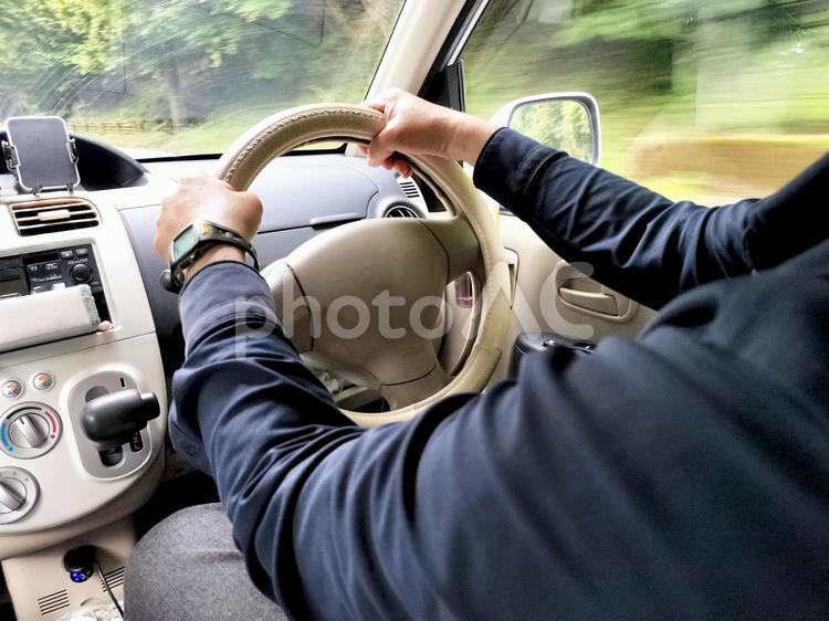 運転・ドライブ・ドライバー　やや後方から ドライバー,運転,ドライブの写真素材