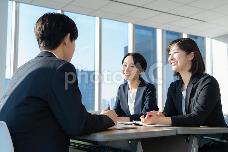 会議をする男女のビジネスマン ビジネス,会議,オフィスの写真素材