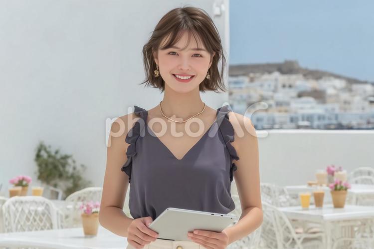 旅行先でタブレットを確認する女性 女性,若い,美人の写真素材