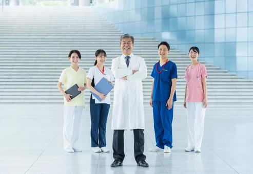 病院で働く医療スタッフ 医師,笑顔,医療スタッフの写真素材