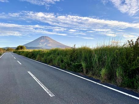 富士山と道 富士山と道 富士山,空,雲の写真素材