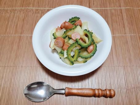 カレー味のゴーヤとウインナー炒め物_2 カレー味のゴーヤとウインナー炒め物_2 夏野菜,野菜,ゴーヤの写真素材