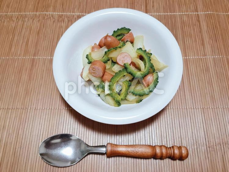 カレー味のゴーヤとウインナー炒め物_2 夏野菜,野菜,ゴーヤの写真素材