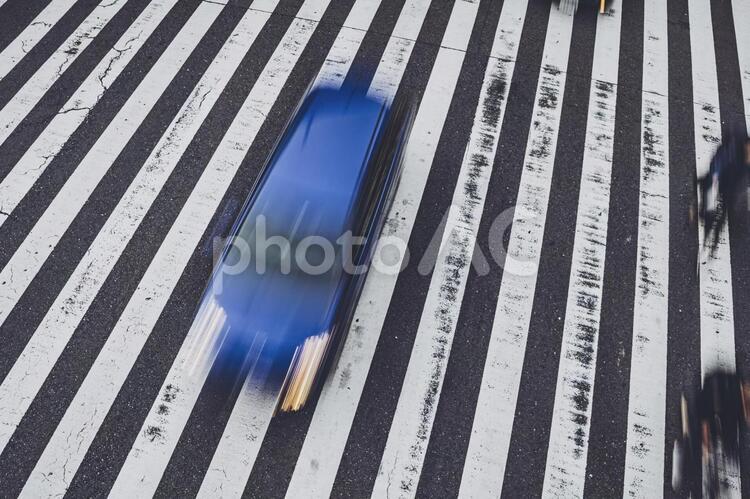横断歩道の上を走る車 横断歩道,シマシマ,渡るの写真素材