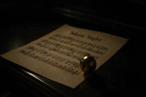 キャロル楽譜とベルの写真