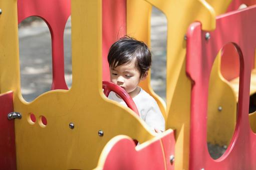 遊具で遊ぶ子供 遊具で遊ぶ子供 公園,人物,日本人の写真素材
