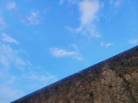 夏の終わりの空2 夏の終わりの空2 空,コンクリート,壁の写真素材