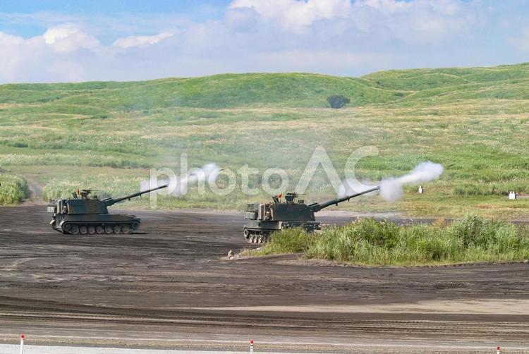 射撃する陸上自衛隊の99式自走榴弾砲 自衛隊,陸上自衛隊,99式の写真素材