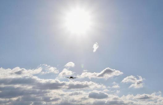 空港にアプローチする小型機 空港にアプローチする小型機 のりもの,飛行機写真,小型飛行機の写真素材