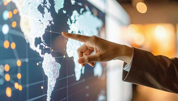 タッチスクリーンにタッチする女性の手 タッチスクリーンにタッチする女性の手の写真