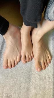 親子の足比べ 親子の足比べ 素足,足,二人の写真素材