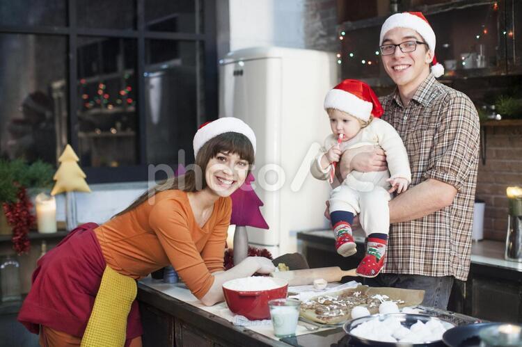 クリスマスのお菓子作りをする家族11 クリスマス,キッチン,家族の写真素材
