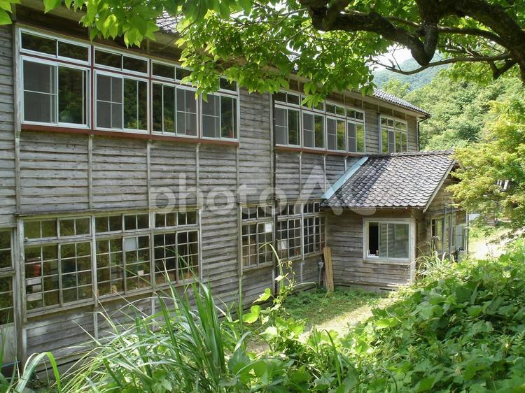木造校舎の廃校「岩首中学校」、佐渡 岩首中学校,佐渡,木造校舎の写真素材