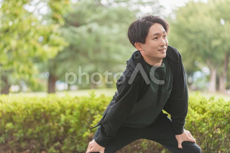 準備体操・ウォーミングアップする若い男性 屈伸,ストレッチ,準備体操の写真素材