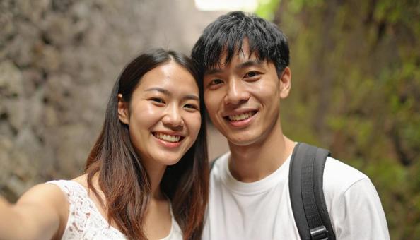 旅行先で記念撮影するカップルの写真