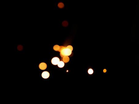 黒背景温かみのある光の玉イメージ 黒背景温かみのある光の玉イメージの写真