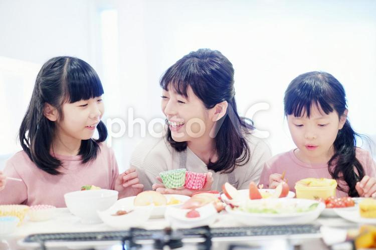 お弁当作り34 お弁当作り,母娘,親子の写真素材